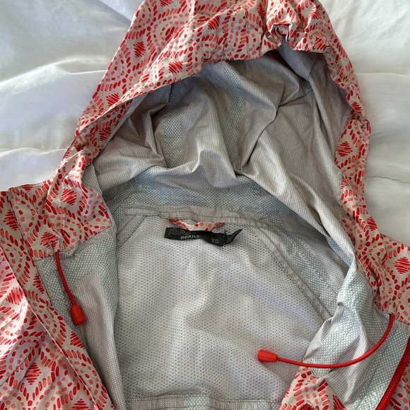 Mid-Length Prana Raincoat w/ synched waistband - Picture 5 of 7